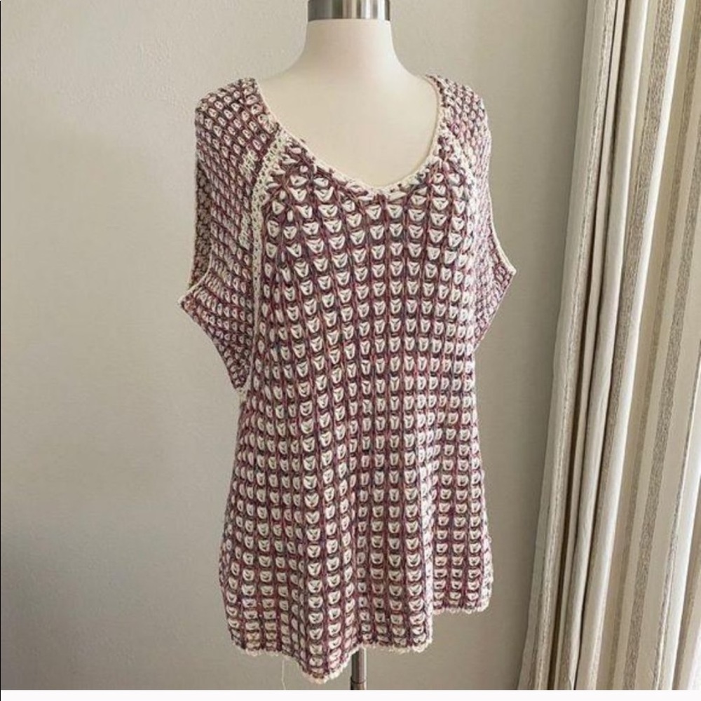 Free people chunky k out short sleeve top.